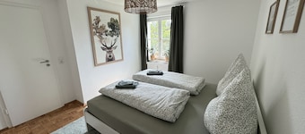 Stylish city retreat near the Elbe - King-size bed