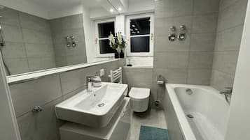 Haartrockner, Handtücher, Seife, Shampoo