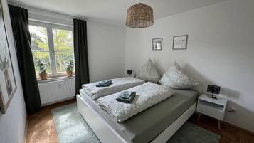 1 slaapkamer, een strijkplank/strijkijzer, reisbedje, gratis wifi