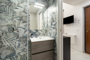 Shower, hair dryer, towels