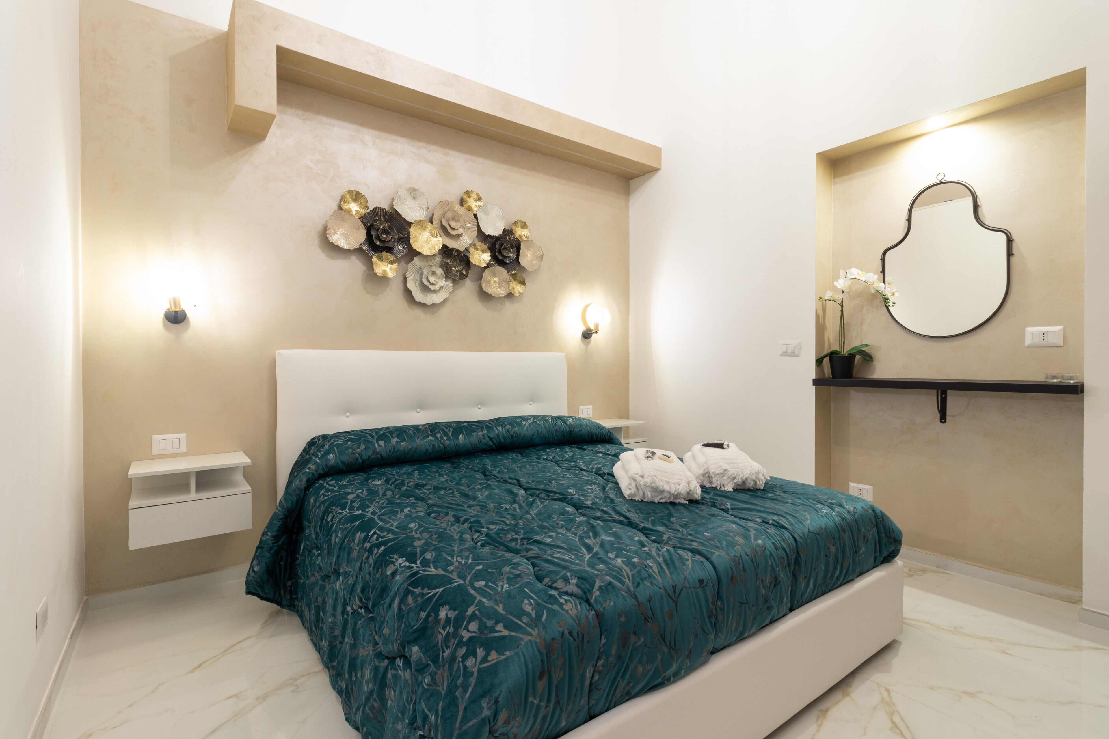 Tabla de planchar con plancha, wifi gratis, ropa de cama
