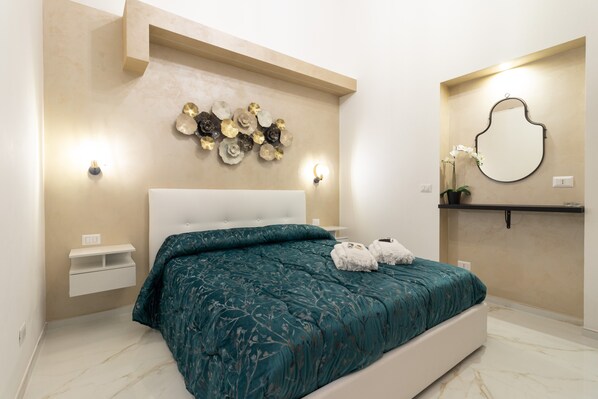 Iron/ironing board, free WiFi, bed sheets