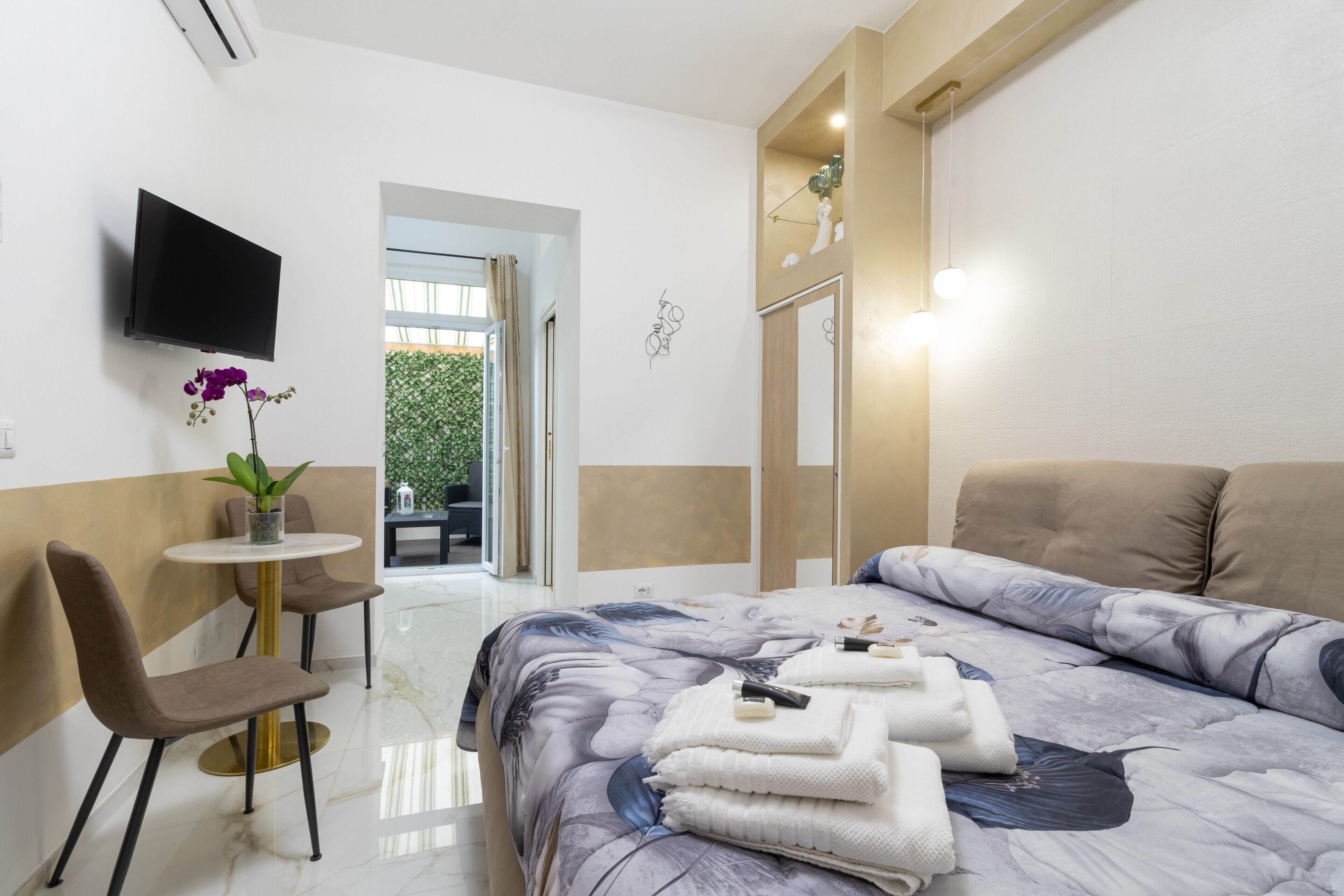 Tabla de planchar con plancha, wifi gratis y ropa de cama 