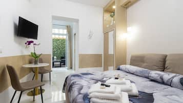 Tabla de planchar con plancha, wifi gratis y ropa de cama