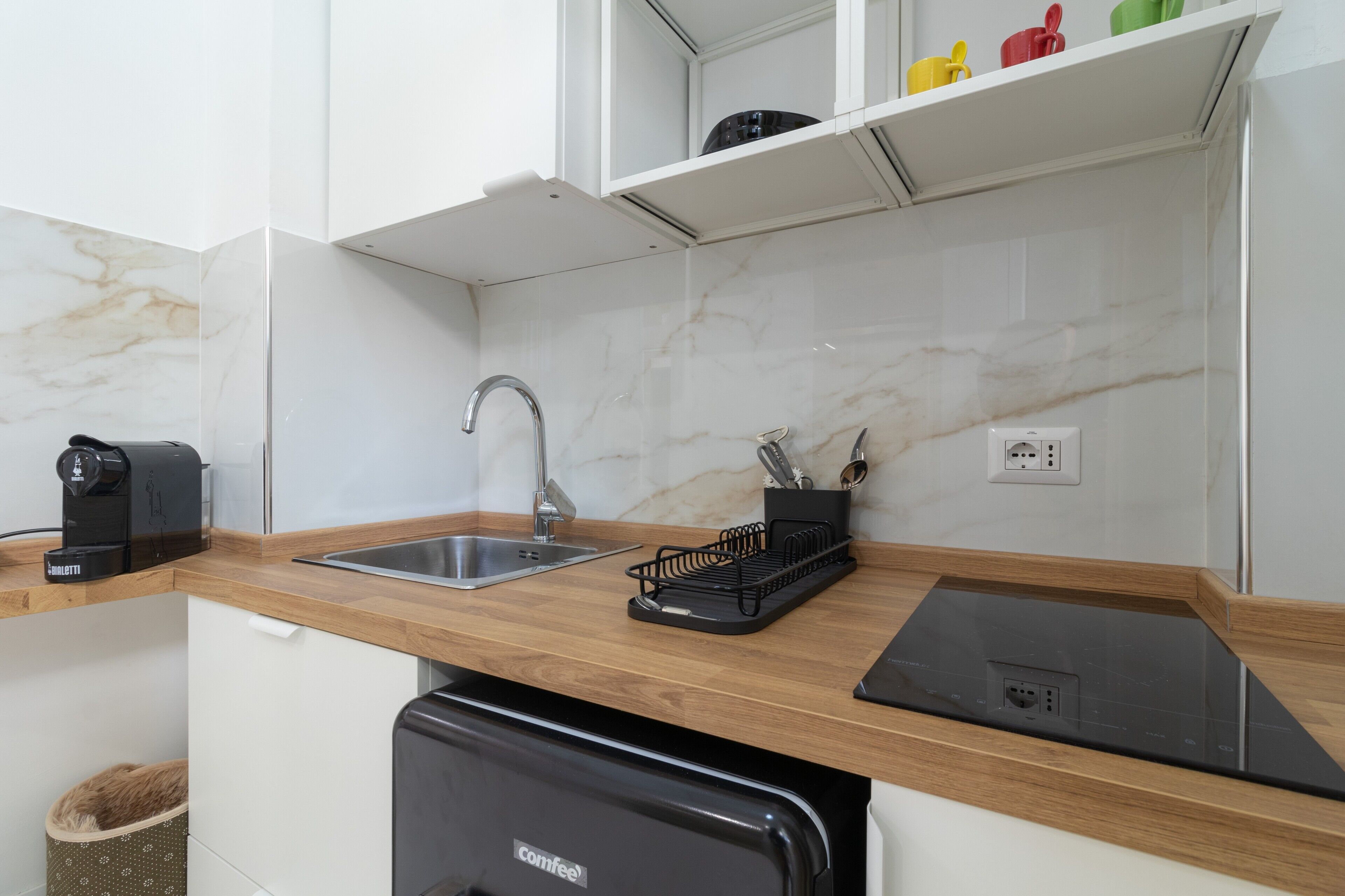 Fridge, stovetop, coffee/tea maker, electric kettle