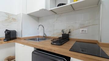 Fridge, stovetop, coffee/tea maker, electric kettle