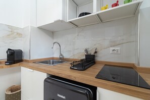 Refrigerador, placa de cocina, cafetera/tetera, tetera/pava eléctrica