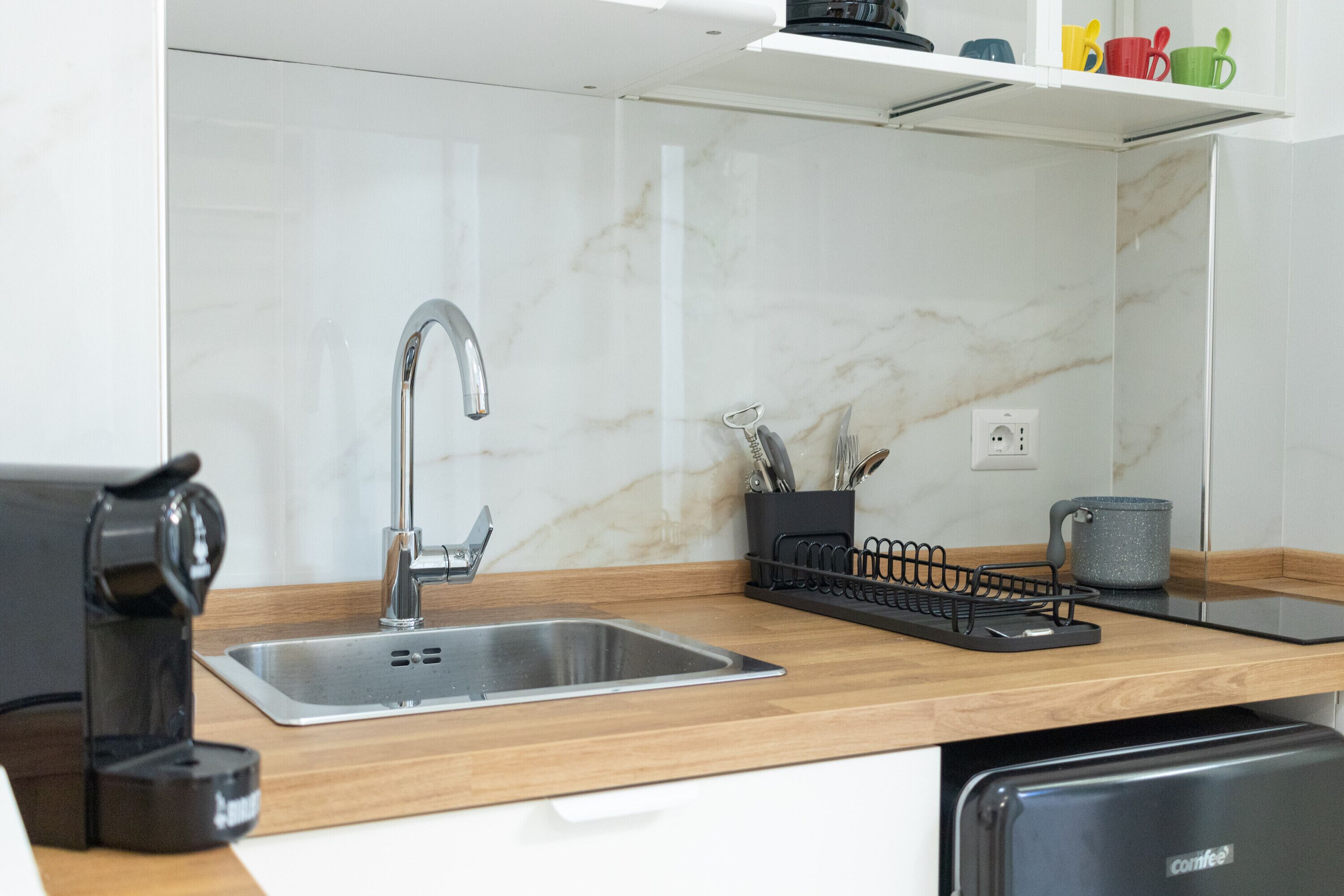 Fridge, stovetop, coffee/tea maker, electric kettle