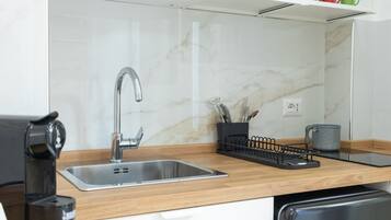 Fridge, stovetop, coffee/tea maker, electric kettle