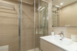 Shower, hair dryer, towels - Studio Apartment 'Atlas' with Private Terrace, Wi-Fi and Air Conditioning (Bari)