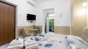 Iron/ironing board, free WiFi, bed sheets