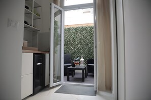 Interior - Studio Apartment 'Atlas' with Private Terrace, Wi-Fi and Air Conditioning (Bari)