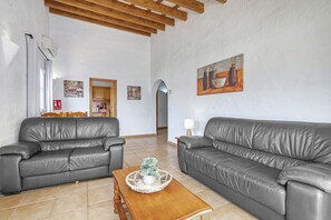 TV - Villa 'Celeste' with Private Pool, Wi-Fi and Air Conditioning (Cala en Porter)