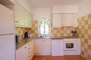 Køleskab, mikrobølgeovn, ovn, kogeplade