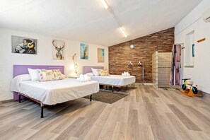 5 bedrooms, iron/ironing board, free WiFi, bed sheets