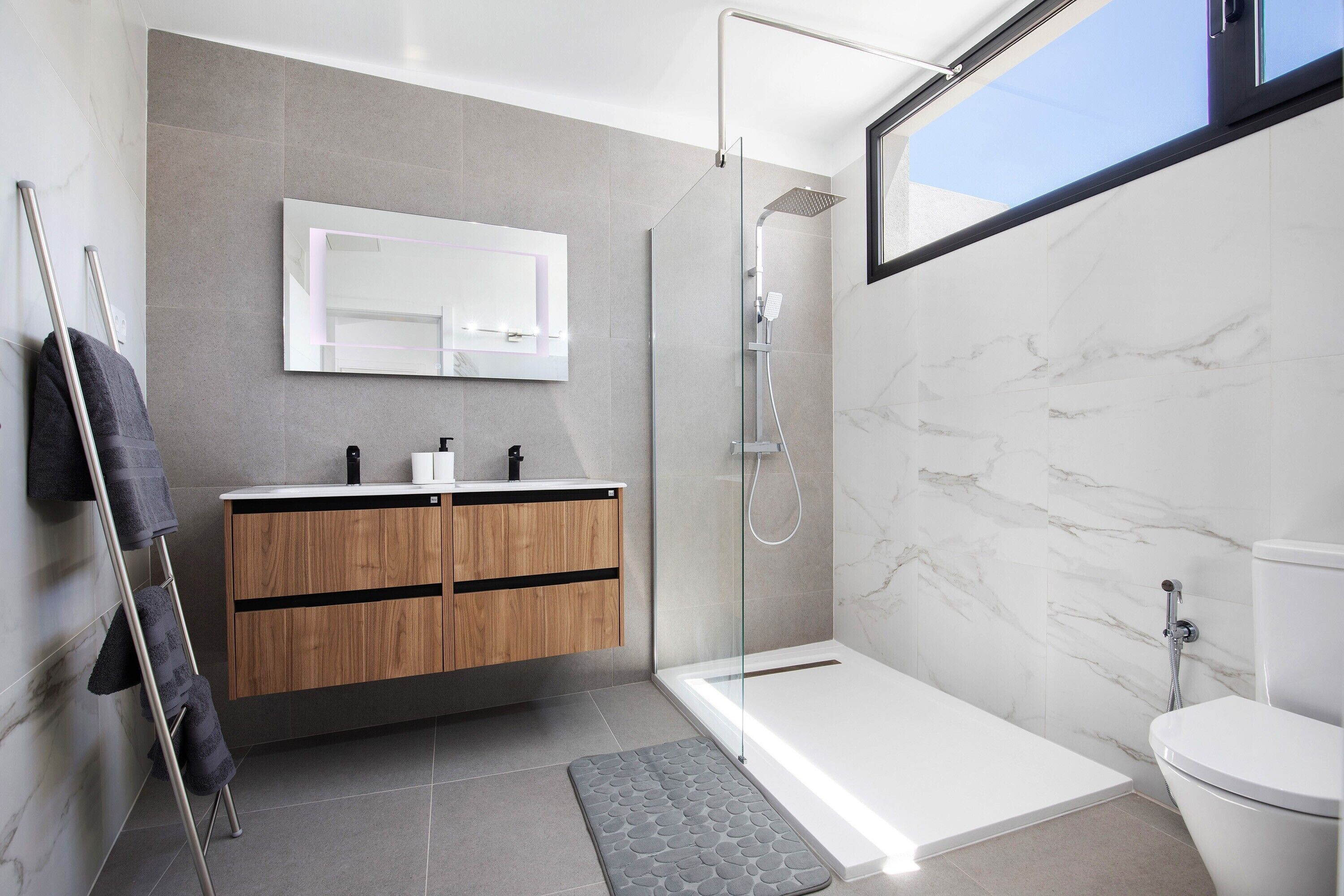 Shower, hair dryer, towels