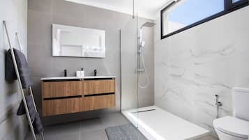 Douche, sèche-cheveux, serviettes fournies