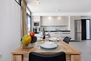 Fridge, microwave, oven, stovetop - Vacation 'Las Cuestitas Relax' with Mountain View, Private Terrace and Wi-Fi (Pájara)