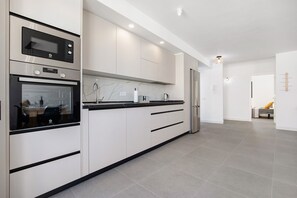 Fridge, microwave, oven, stovetop - Vacation 'Las Cuestitas Relax' with Mountain View, Private Terrace and Wi-Fi (Pájara)