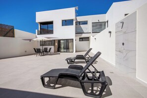 Terrace/patio - Vacation Apartment 'Las Cuestitas Sol' with Mountain View, Private Terrace and Wi-Fi (Pájara)