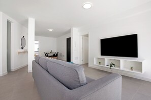 TV - Vacation Apartment 'Las Cuestitas Sol' with Mountain View, Private Terrace and Wi-Fi (Pájara)