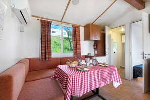 Dining - Caravan 'Mobile Home Comfort Standard' with Lake View, Shared Pool and Wi-Fi (Pettenasco)