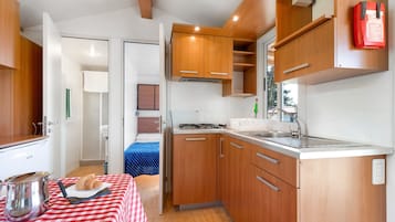 Réfrigérateur, plaque de cuisson, chaise haute