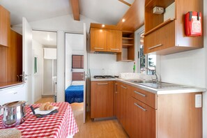 Køleskab, kogeplade, højstol, køkkentøj/tallerkener/redskaber