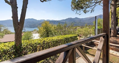 Wohnwagen 'Mobile Home Comfort Vista Lago' mit Seeblick, Gemeinschaftspool und privatem Garten