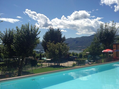 Caravan 'Mobile Home Comfort Vista Lago' with Lake View, Shared Pool and Private Garden