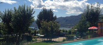 Caravan 'Mobile Home Comfort Vista Lago' with Lake View, Shared Pool and Private Garden