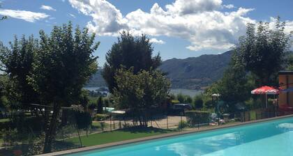 Caravan 'Mobile Home Comfort Vista Lago' with Lake View, Shared Pool and Private Garden