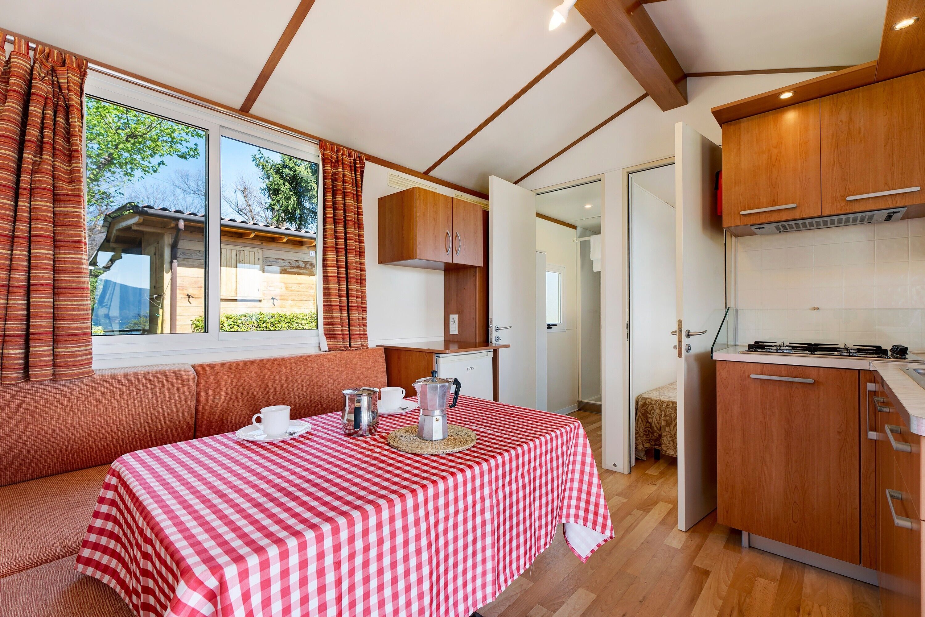 Réfrigérateur, plaque de cuisson, chaise haute