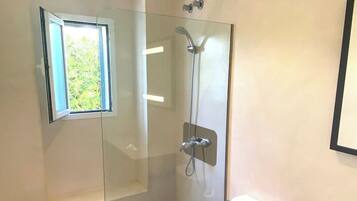 Dusche, Haartrockner, Handtücher