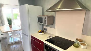 Een koelkast, een microgolfoven, een oven, een kookplaat