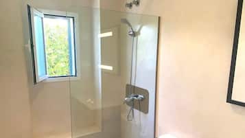 Regadera, secadora de cabello, toallas