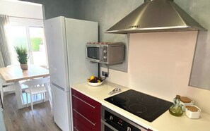 Køleskab, mikrobølgeovn, ovn, kogeplade