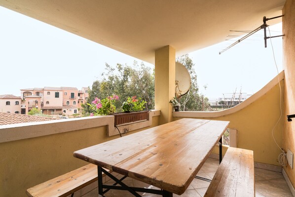 Outdoor dining - Apartment 'Casa Nel Centro Di Budoni' with Balcony and Air Conditioning (Budoni)