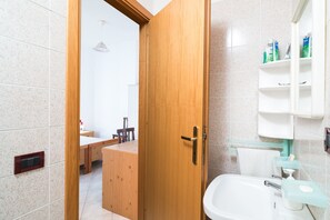 Shower, hair dryer - Apartment 'Casa Nel Centro Di Budoni' with Balcony and Air Conditioning (Budoni)