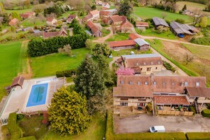 An aerial view of a rural village with houses, a swimming pool, and a large tree. - Studio La Résidence du Vieux Four with Shared Pool Near Sarlat (Saint Geniés)