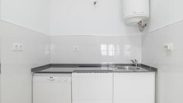 Frigorífico, microondas, placa de cocina y lavavajillas