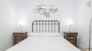 1 slaapkamer, een strijkplank/strijkijzer, gratis wifi, beddengoed