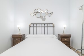 1 slaapkamer, een strijkplank/strijkijzer, gratis wifi, beddengoed