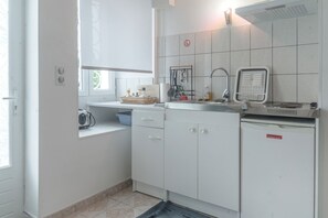 Een koelkast, een microgolfoven, een oven, een kookplaat