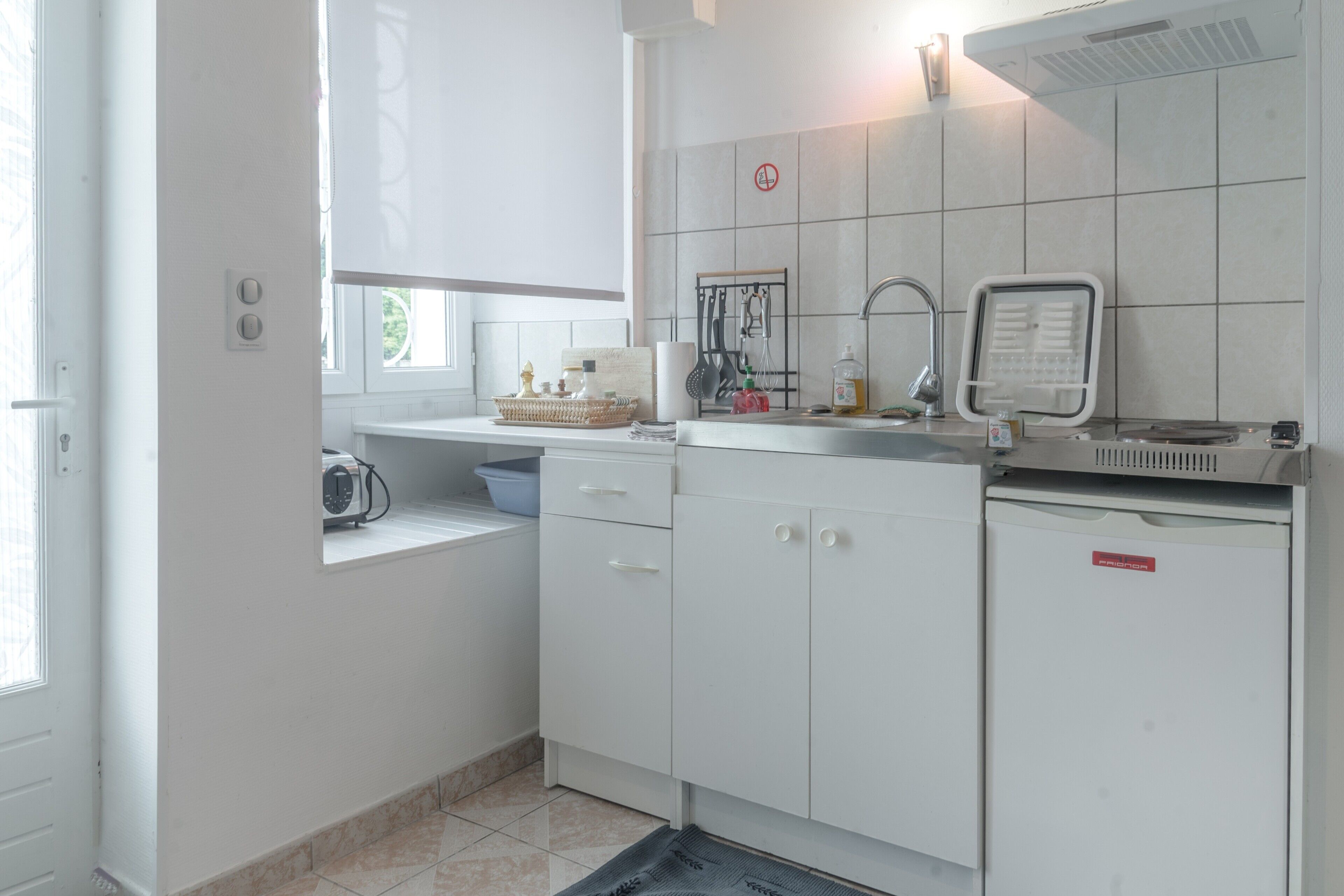 Frigorifero, microonde, forno, piano cottura