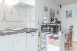 Jääkaappi, mikroaaltouuni, uuni, liesi