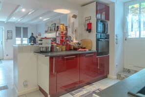 Jääkaappi, mikroaaltouuni, uuni, liesi