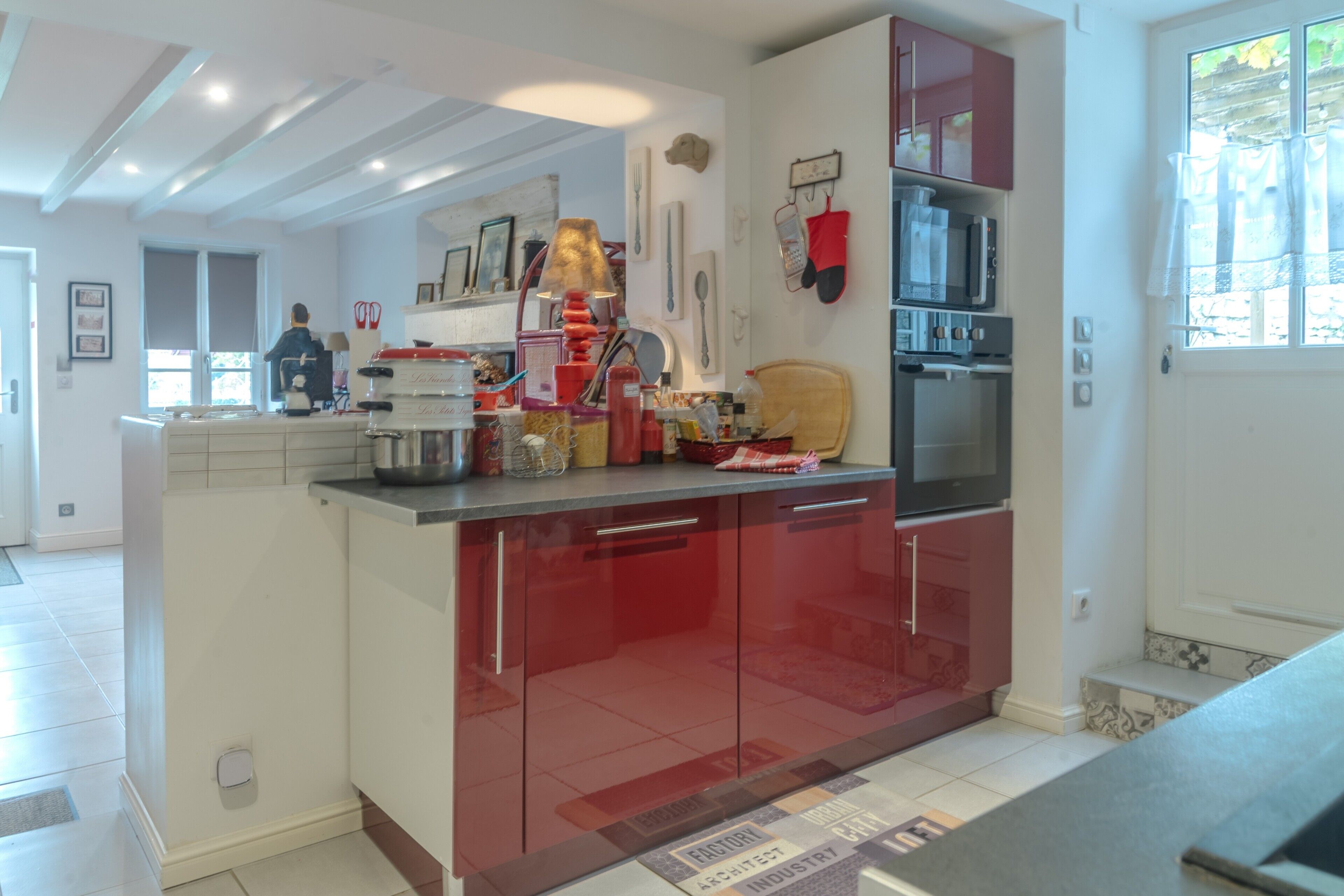 冷蔵庫、電子レンジ、オーブン、コンロ