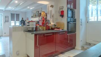 Kühlschrank, Mikrowelle, Ofen, Herdplatte