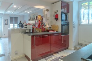 Fridge, microwave, oven, stovetop - Holiday Home 'La Maison De Joséphine' with Private Terrace and Wi-Fi (Montignac-Charente)